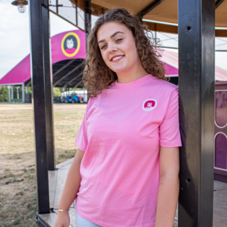 Vrouw met roze shirt aan rond logo op linkerborst