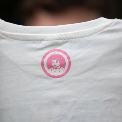 Kindershirt beige met roze logo in nek