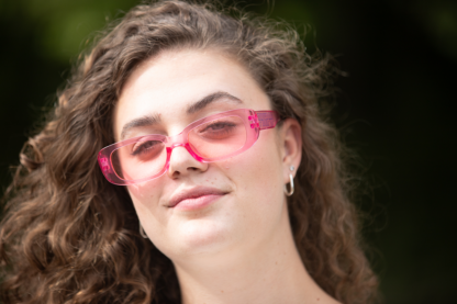 Roze zonnebril met opdruk 'Pinkpop' in blauwe fineline aan zijkant - vooraanzicht