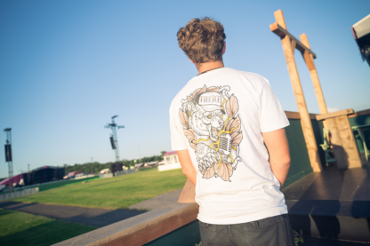 Man met wit shirt aan met gekleurde tattoo opdruk op rug