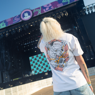 Vrouw met wit shirt aan met gekleurde tattoo opdruk op rug
