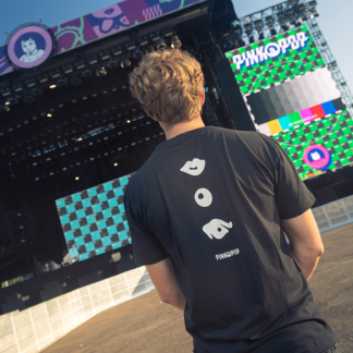 Man met zwart shirt met signature Pinkpop-oogje, knoopje en mondje op rug gedrukt